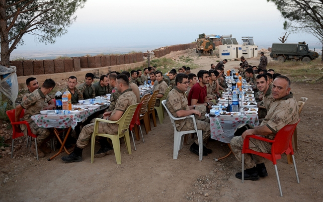 Korgeneral Temel, Afrin kahramanlarıyla Burseya Dağın'da iftar yaptı